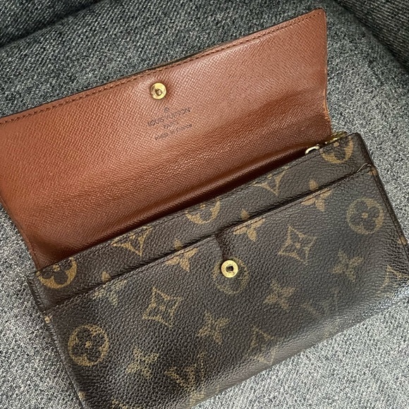 Louis Vuitton Monogram Sarah Wallet - Picture 2 of 13